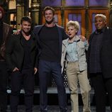 Chris Hemsworth con sus hermanos Luke y Liam Hemsworth en 'Saturday Night Live'