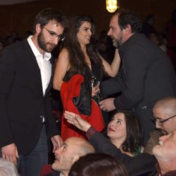 Dani Rovira y Clara Lago saludando a Karra Elejalde en la entrega de los Premios Unión de Actores 2015