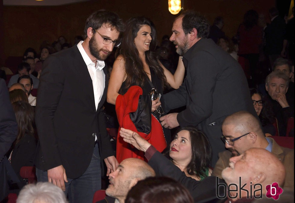 Dani Rovira y Clara Lago saludando a Karra Elejalde en la entrega de los Premios Unión de Actores 2015