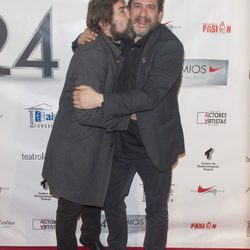 Antonio de la Torre besando a Karra Elejalde en la entrega de los Premios Unión de Actores 2015