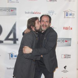 Antonio de la Torre besando a Karra Elejalde en la entrega de los Premios Unión de Actores 2015