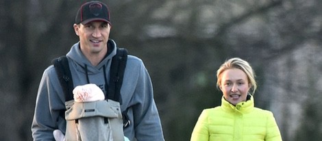Hayden Panettiere y Wladimir Klitschko disfrutan de un paseo con su hija Kaya