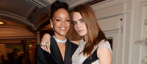 Rihanna y Cara Delevingne en los British Fashion Awards 2014
