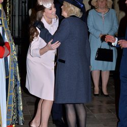 Kate Middleton y Camilla Parker se abrazan en el Día de la Commonwealth 2015