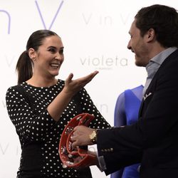 Vicky Martín Berrocal emocionada con la sorpresa de Juan Peña