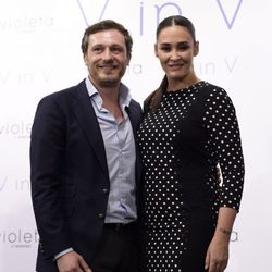 Vicky Martín Berrocal con Juan Peña en la presentación de su colección 'V in V'