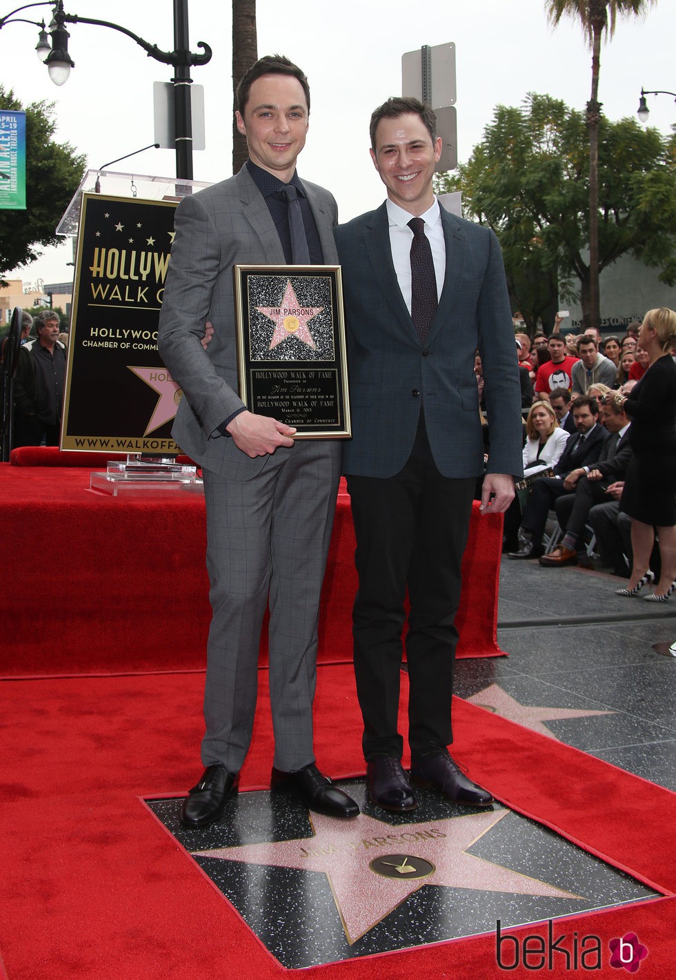 Jim Parsons con su novio Todd Spiewak recibiendo su estrella del Paseo de la Fama de Hollywood