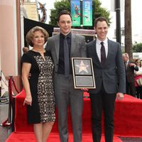 Jim Parsons con su madre Judy y su novio Todd Spiewak recibiendo su estrella del Paseo de la Fama de Hollywood