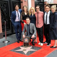 Jim Parsons con sus compañeros de 'The Big Bang Theory' recibiendo su estrella del Paseo de la Fama de Hollywood