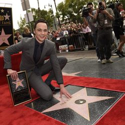 Jim Parsons posando con su estrella del Paseo de la Fama de Hollywood