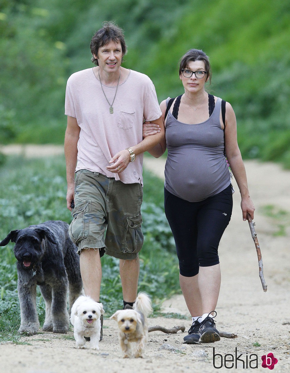 Milla Jovovich paseando con su marido y sus perros