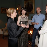 Kate Middleton charla con Joanne Froggat y Michelle Dockery en su visita a 'Downton Abbey'