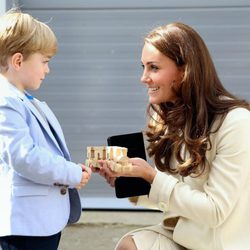 Kate Middleton recibe un regalo para el Príncipe Jorge en su visita a 'Downton Abbey'