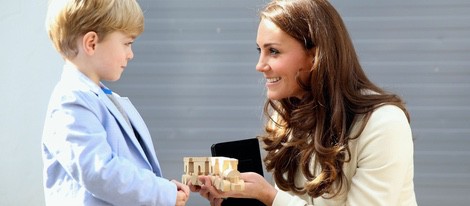 Kate Middleton recibe un regalo para el Príncipe Jorge en su visita a 'Downton Abbey'