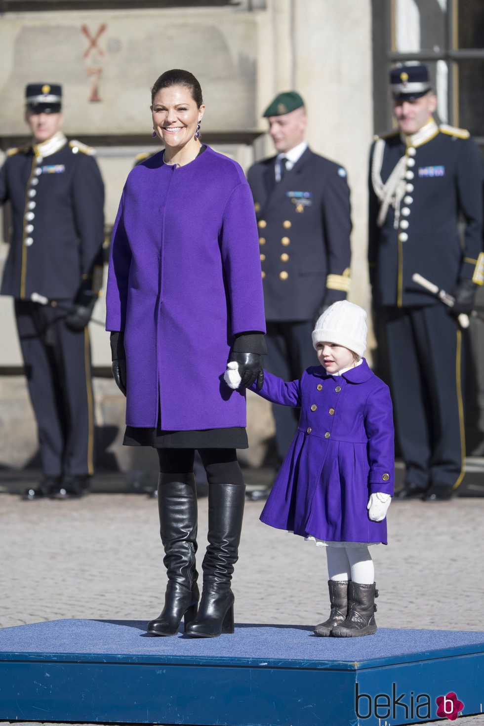 Victoria de Suecia y la Princesa Estela celebran el santo de Victoria vestidas a juego
