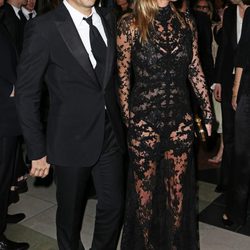 Jamie Hince y Kate Moss en la inauguración de la exposición de Alexander McQueen en Londres