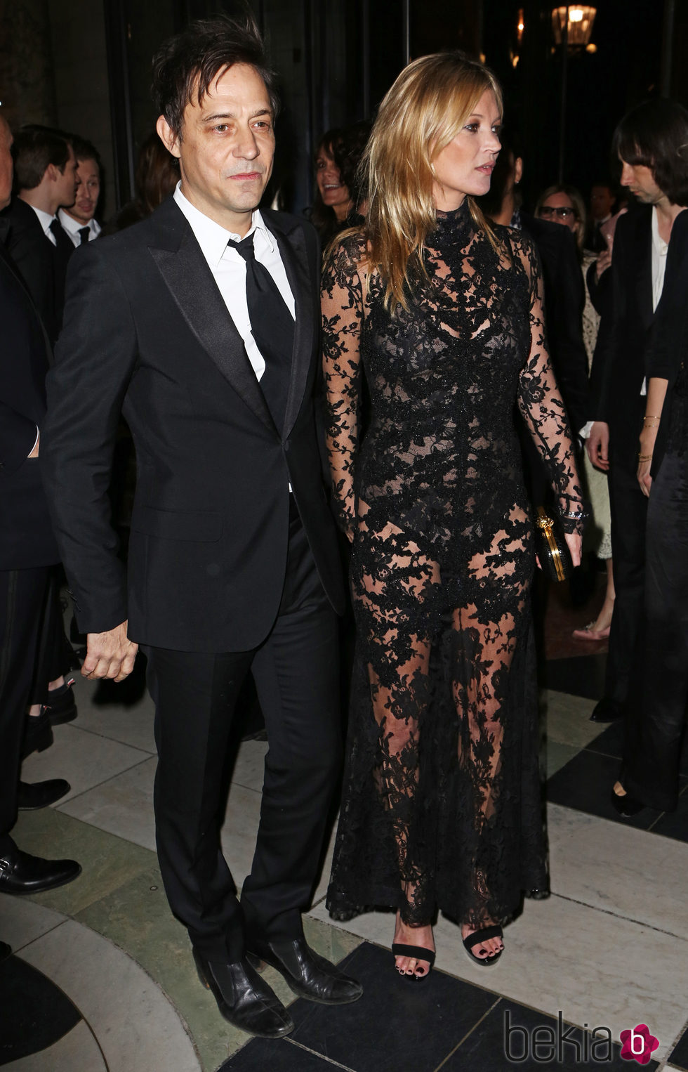 Jamie Hince y Kate Moss en la inauguración de la exposición de Alexander McQueen en Londres