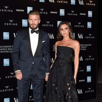 David Beckham y Victoria Beckham en la inauguración de la exposición de Alexander McQueen en Londres