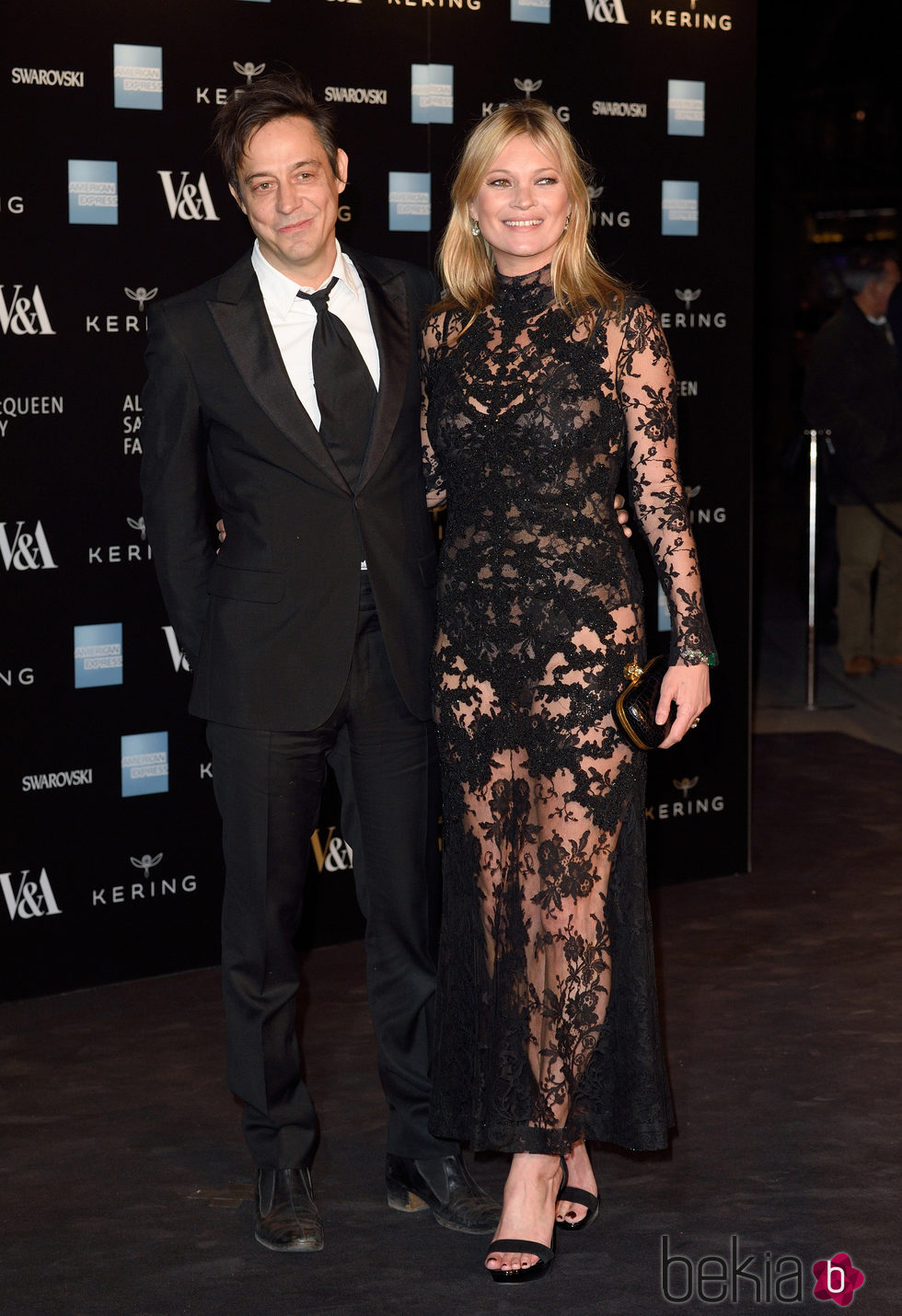 Kate Moss y Jamie Hince en la inauguración de la exposición de Alexander McQueen en Londres