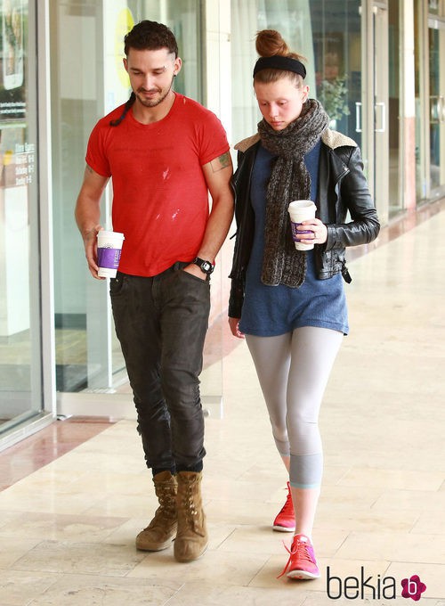 Shia LaBeouf y su novia Mia Goth paseando por Los Angeles