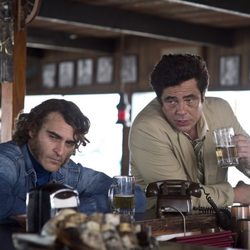 Joaquin Phoenix y Benicio del Toro en 'Puro Vicio'