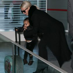 Kim Kardashian y su hija North West en el Aeropuerto Charles de Gaulle de París