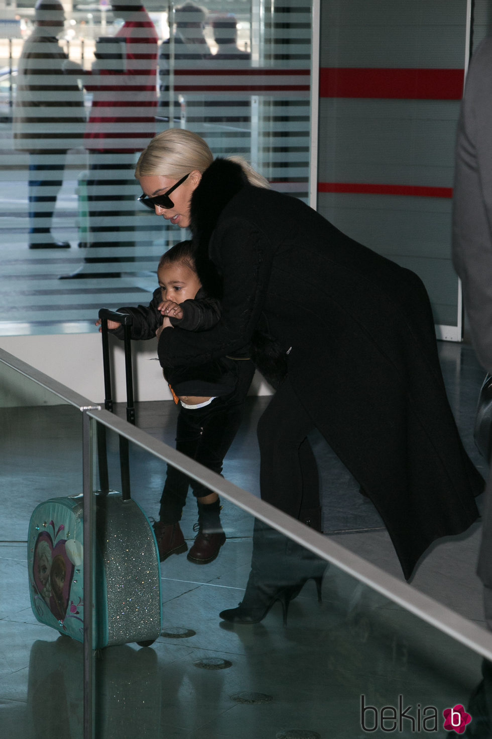 Kim Kardashian y su hija North West en el Aeropuerto Charles de Gaulle de París