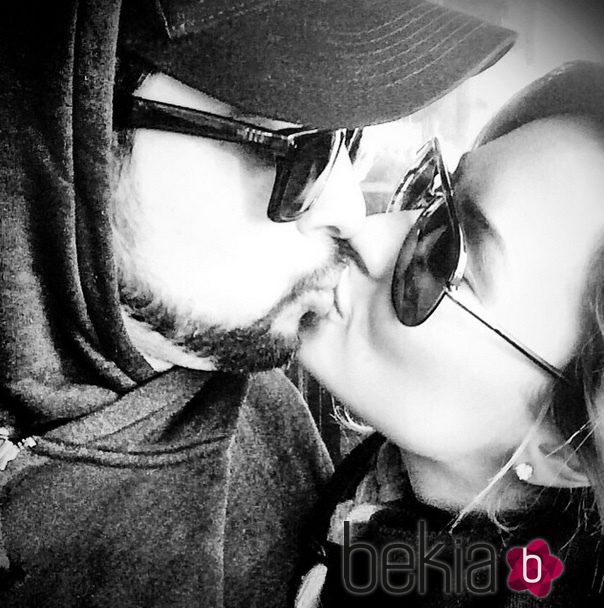 Demi Lovato y Wilmer Valderrama en blanco y negro besándose