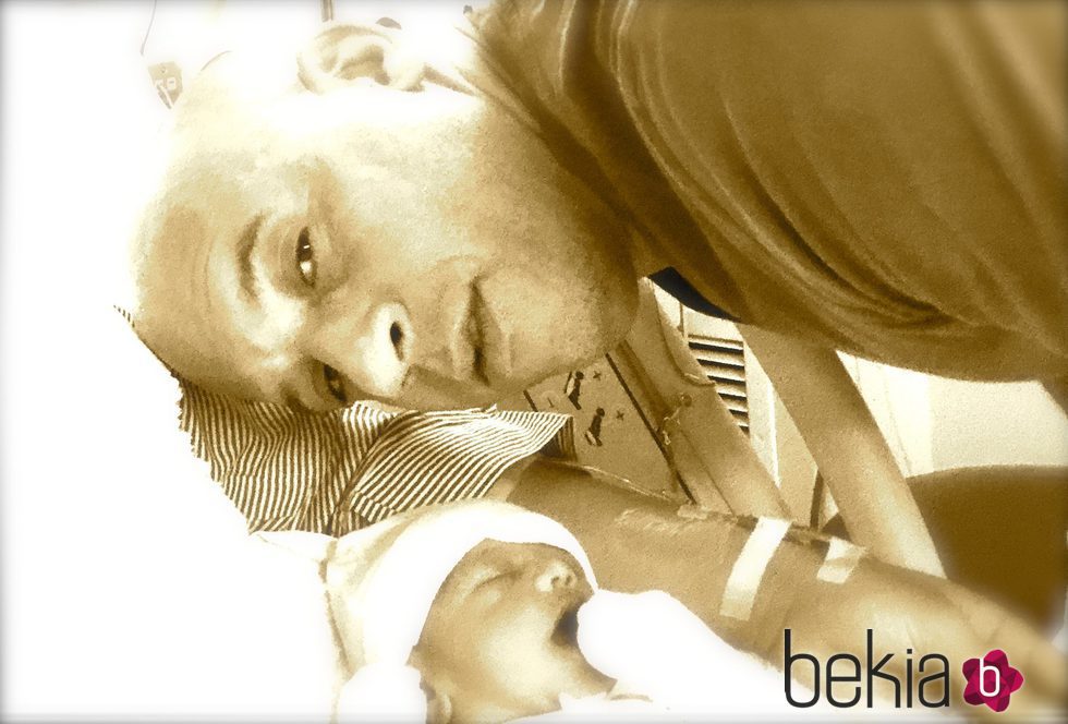 Vin Diesel con su tercer hijo recién nacido