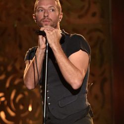 Chris Martin en su actuación en los Grammy 2015 en Los Ángeles