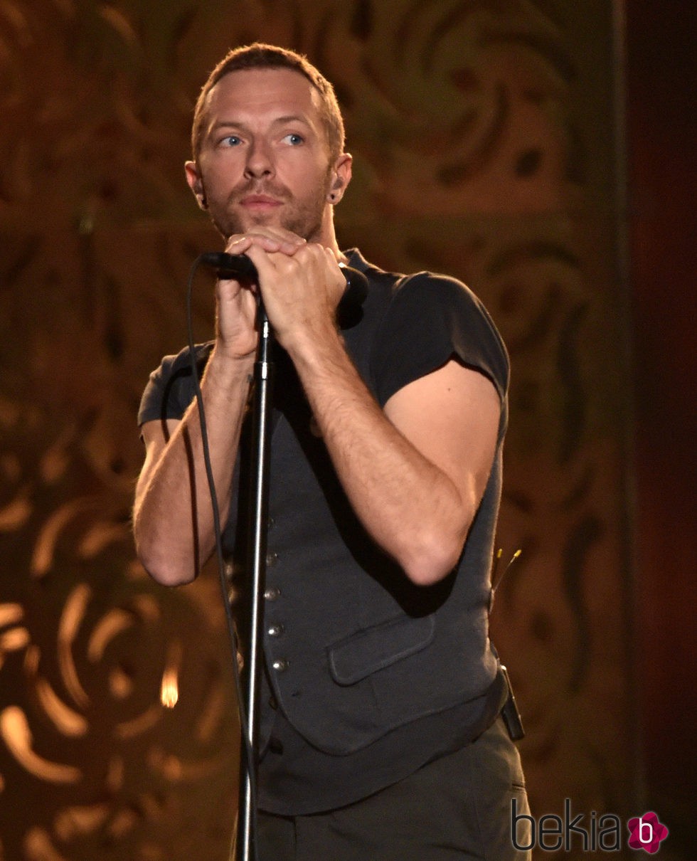 Chris Martin en su actuación en los Grammy 2015 en Los Ángeles