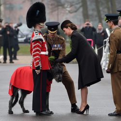 Kate Middleton saluda la mascota oficial de la guardia irlandesa en San Patricio 2015