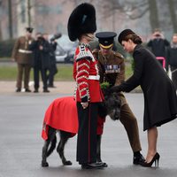 Kate Middleton saluda la mascota oficial de la guardia irlandesa en San Patricio 2015