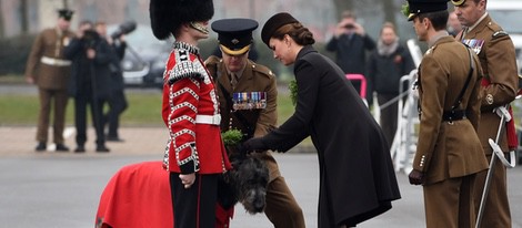 Kate Middleton saluda la mascota oficial de la guardia irlandesa en San Patricio 2015