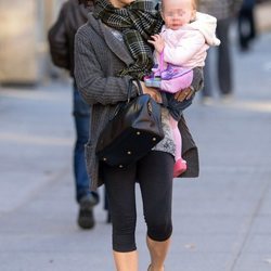 Hilaria Thomas y su hija Carmen Gabriela pasean por las calles de Nueva York