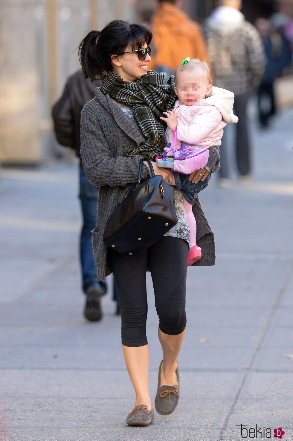 Hilaria Thomas y su hija Carmen Gabriela pasean por las calles de Nueva York