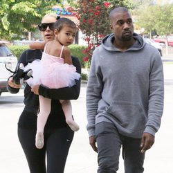 Kim Kardashian y Kanye West llevan a North West a clases de ballet