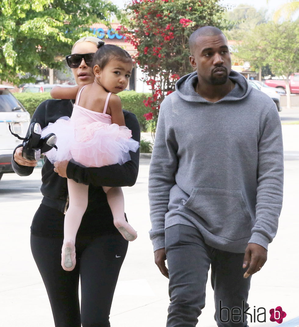 Kim Kardashian y Kanye West llevan a North West a clases de ballet