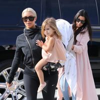 Kim y Kourtney Kardashian llevan a North West y Penelope Disick a clases de ballet