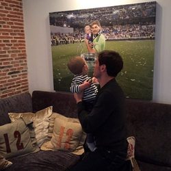 Iker Casillas enseña a su hijo Martín el regalo del Día del Padre 2015