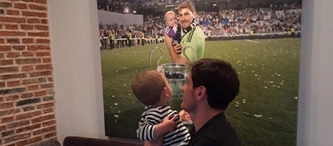 Iker Casillas enseña a su hijo Martín el regalo del Día del Padre 2015