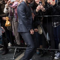 David Beckham haciéndose fotos con sus fans antes de presentar su colección de H&M en Madrid