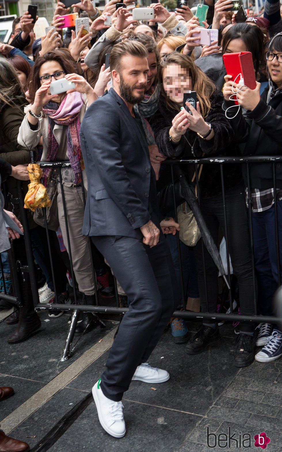 David Beckham haciéndose fotos con sus fans antes de presentar su colección de H&M en Madrid
