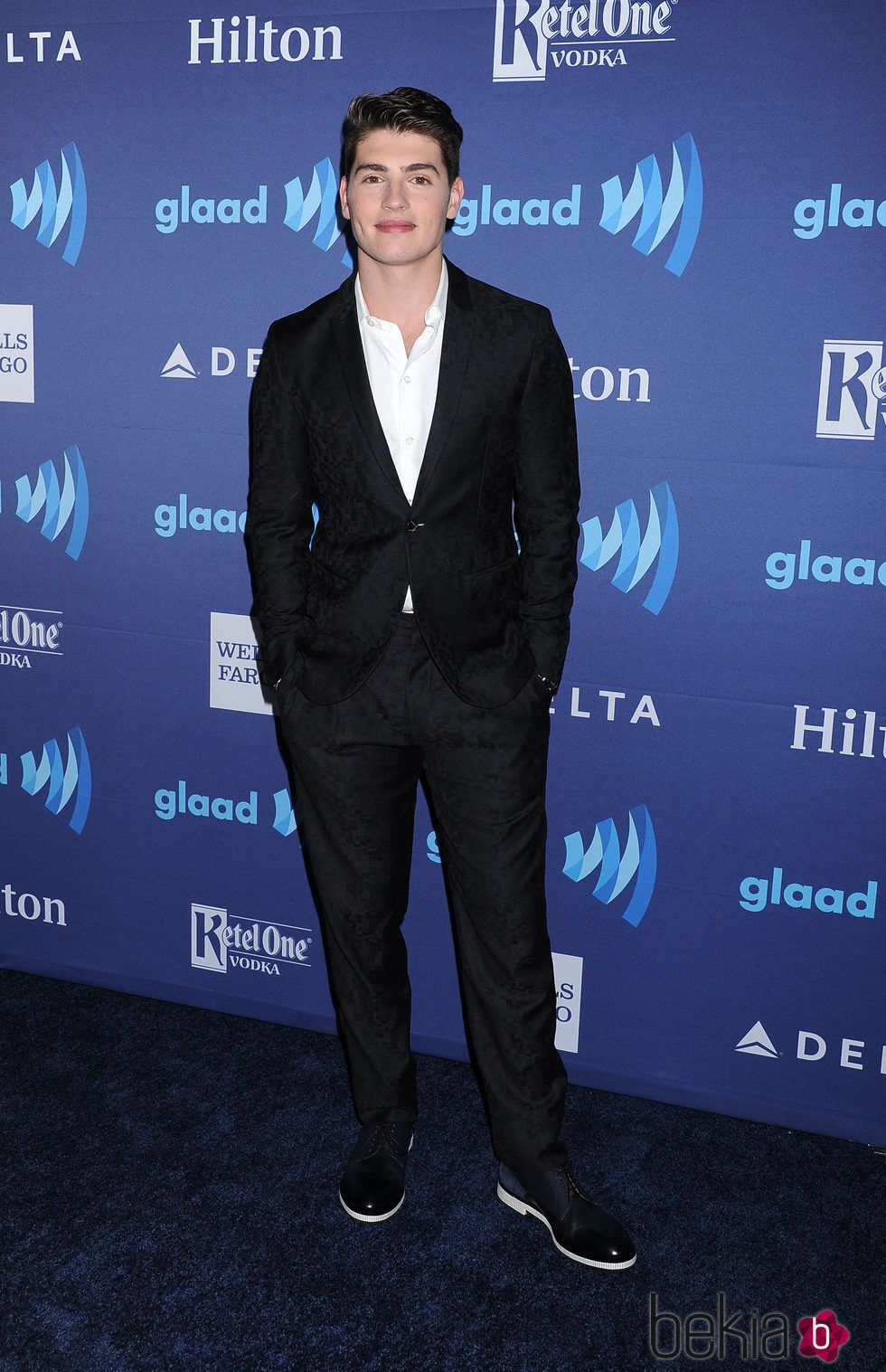 Gregg Sulkin en los GLAAD Media Awards 2015