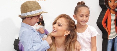 Jennifer Lopez en la premiere de Home junto a sus hijos
