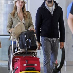 Manuela Vellés y Miguel Ángel Muñoz en el aeropuerto