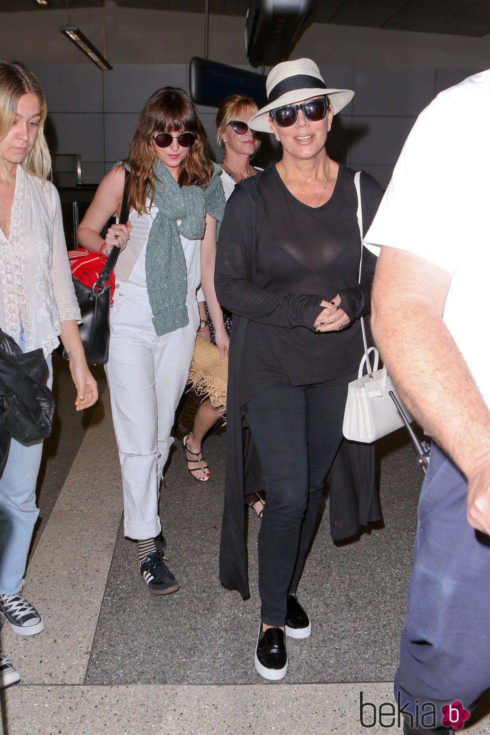 Dakota Johnson, Melania Griffith y Kris Jenner vuelven de sus vacaciones en Cancún