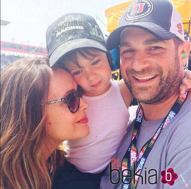 Alyssa Milano con su marido y su hijo en NASCAR