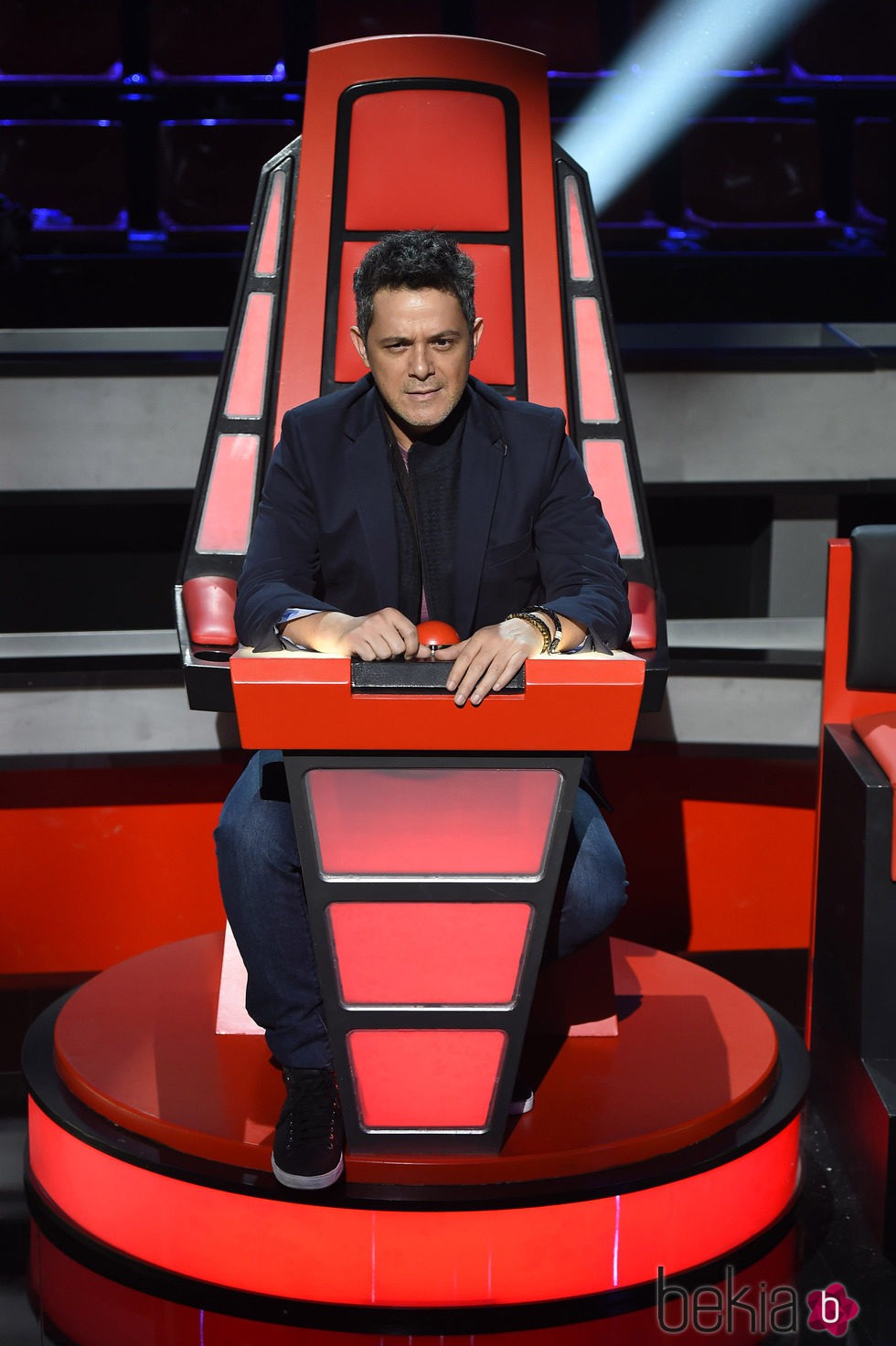Alejandro Sanz en su silla giratoria de 'La Voz 3'