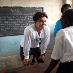 Orlando Bloom visita una escuela en Liberia como embajador de Unicef